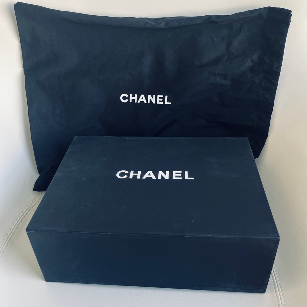 Chanel Navy and Gold woven boy bag with COA and full inclusion - Picture 15 of 15